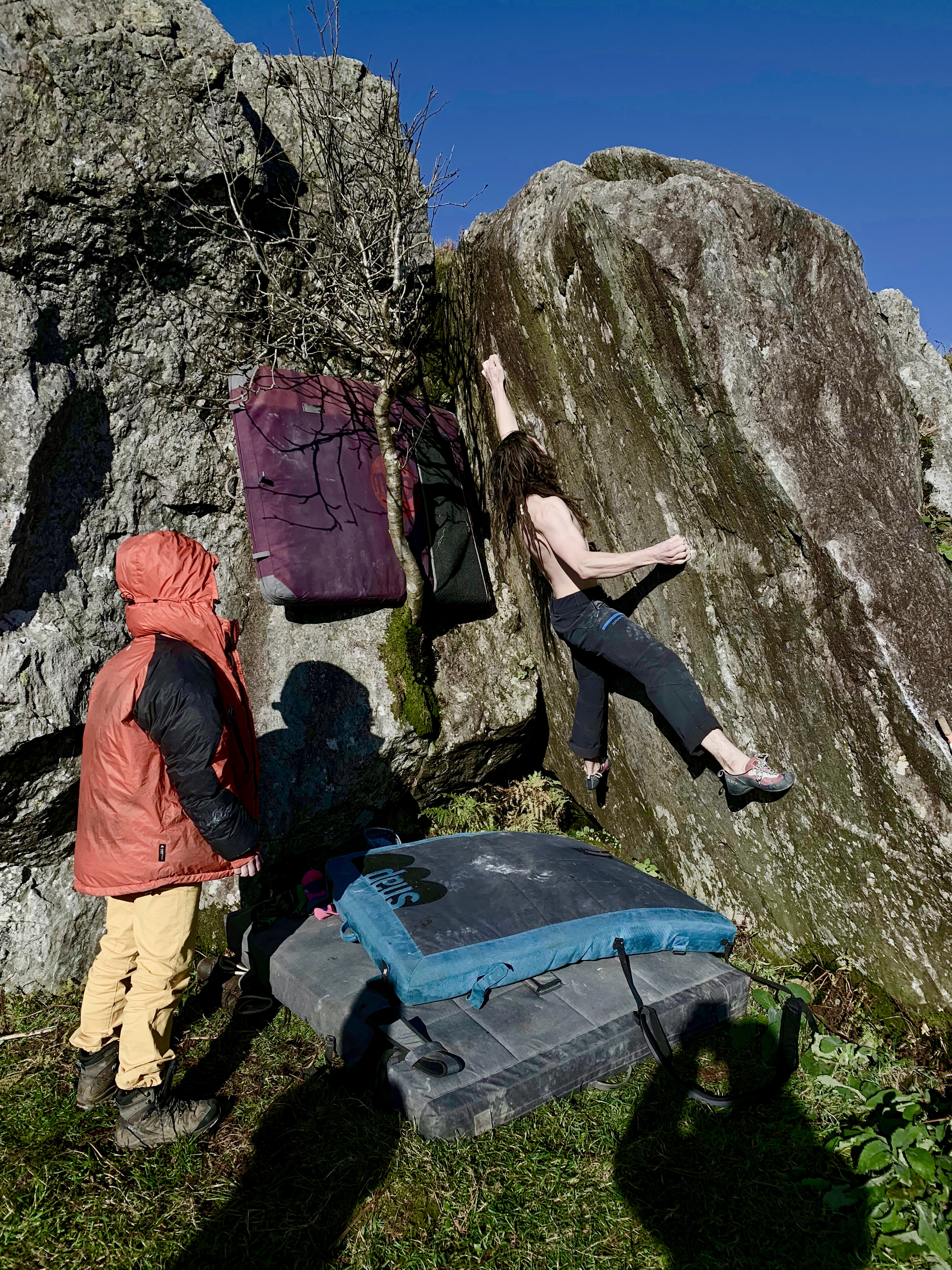 Sam Tolhurst on the sds to Mart's mono 7A+ on the bridleway boulders in winter sunshine 